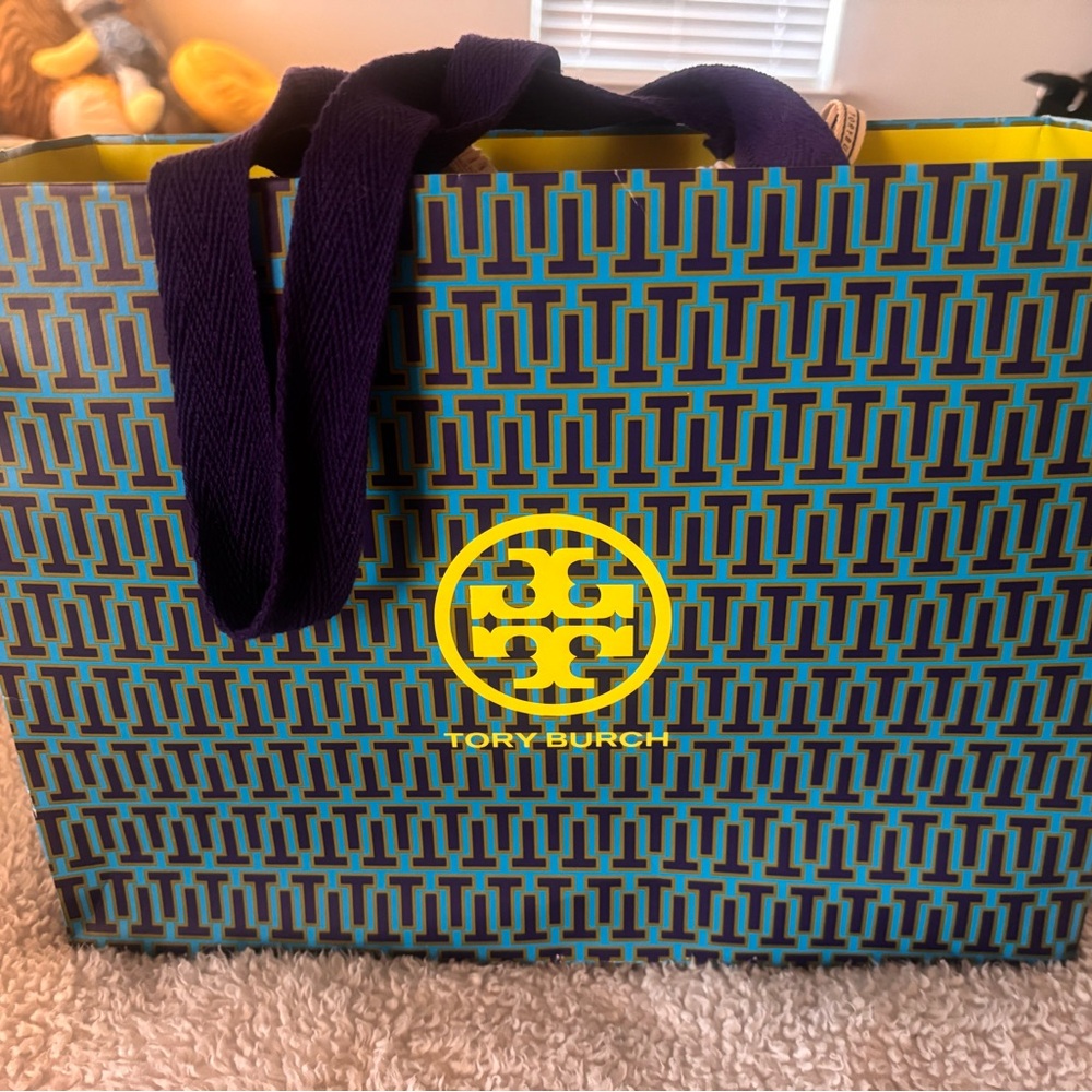Tory Burch Kira quilted shoulder Leather Bag. Like new. No stains.